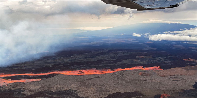 Mauna Loa erupts with fire; Mauna Kea in background gets snow
